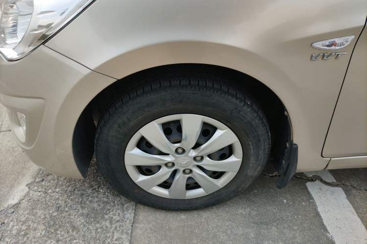 Used Hyundai Verna (older generation) 2010 Sedan 1.4L Manual Comfort GS Left Front Wheel Hub