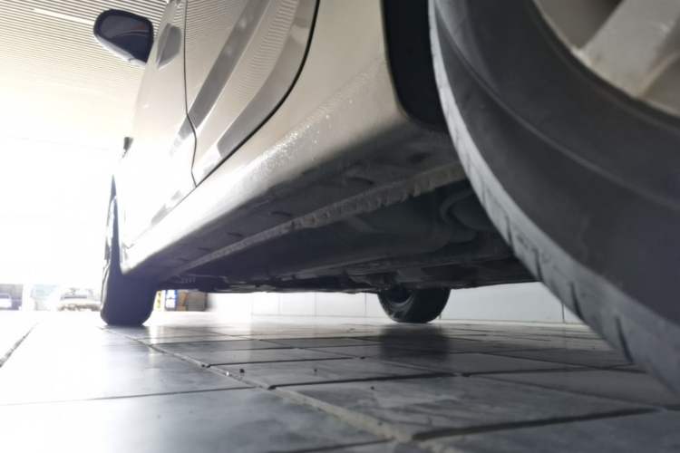Used Hyundai Verna (older generation) 2010 Sedan 1.4L Manual Comfort GS Left Side Sill