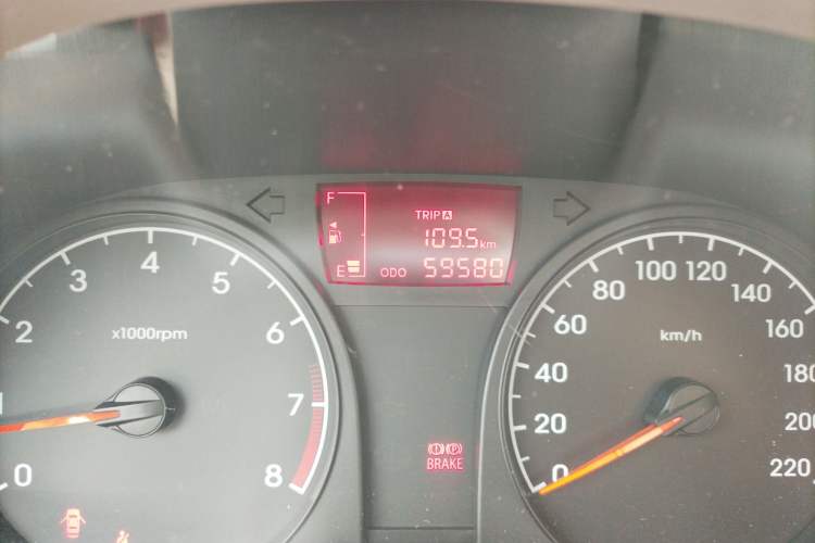 Used Hyundai Verna (older generation) 2010 Sedan 1.4L Manual Comfort GS Odometer Close Up