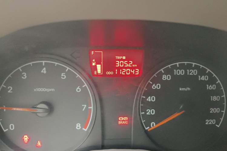 Used Hyundai Verna (older generation) 2010 Sedan 1.4L Manual Comfort GS Odometer Close Up