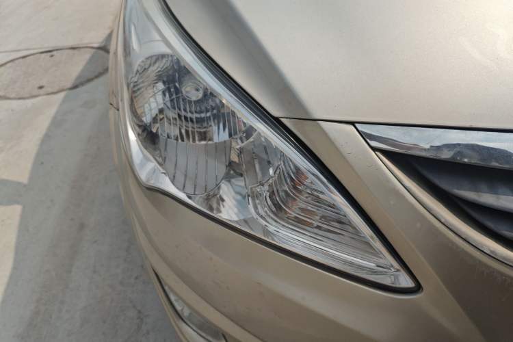 Used Hyundai Verna (older generation) 2010 Sedan 1.4L Manual Comfort GS Right Front Headlight