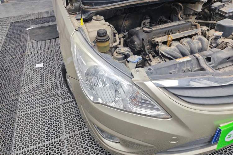 Used Hyundai Verna (older generation) 2010 Sedan 1.4L Manual Comfort GS Right Front Headlight