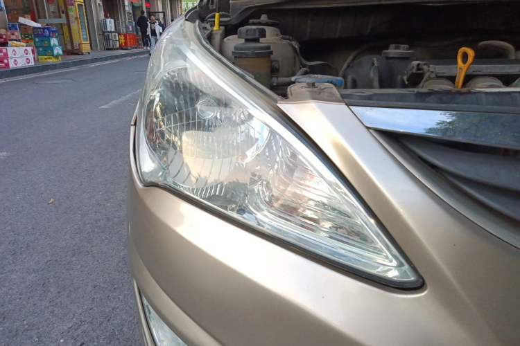 Used Hyundai Verna (older generation) 2010 Sedan 1.4L Automatic Fashionable GT Model Right Front Headlight