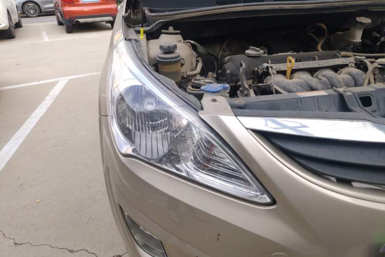 Used Hyundai Verna (older generation) 2010 Sedan 1.4L Automatic Fashionable GT Model Right Front Headlight