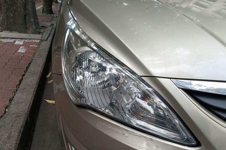 Used Hyundai Verna (older generation) 2010 Sedan 1.4L Automatic Fashionable GT Model Right Front Headlight