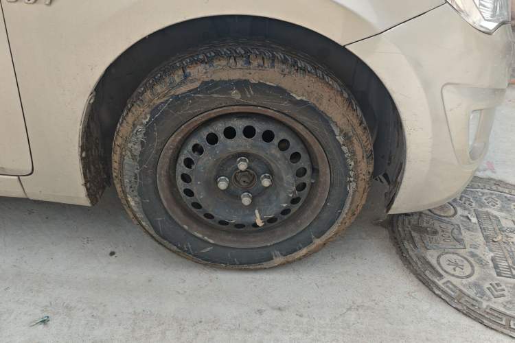 Used Hyundai Verna (older generation) 2010 Sedan 1.4L Manual Comfort GS Right Front Wheel Hub