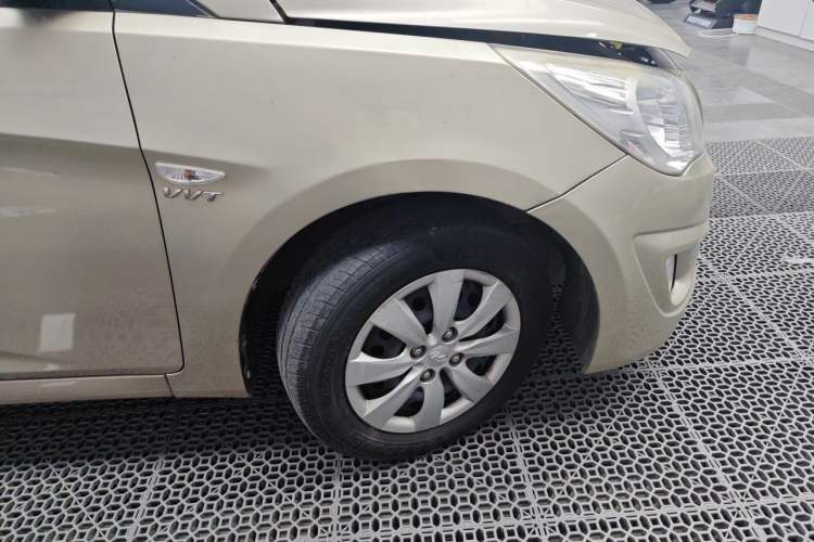 Used Hyundai Verna (older generation) 2010 Sedan 1.4L Manual Comfort GS Right Front Wheel Hub