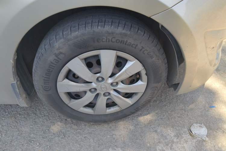 Used Hyundai Verna (older generation) 2010 Sedan 1.4L Manual Comfort GS Right Front Wheel Hub