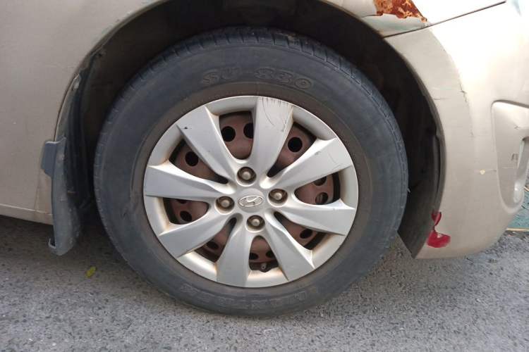 Used Hyundai Verna (older generation) 2010 Sedan 1.4L Automatic Fashionable GT Model Right Front Wheel Hub