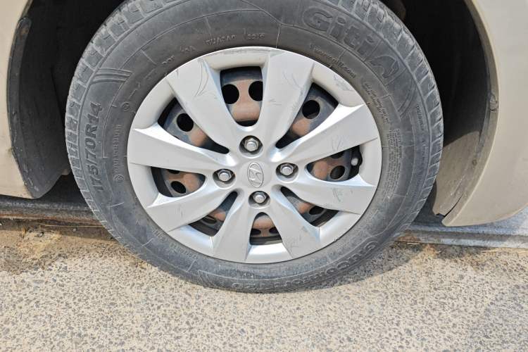 Used Hyundai Verna (older generation) 2010 Sedan 1.4L Manual Comfort GS Right Front Wheel Hub