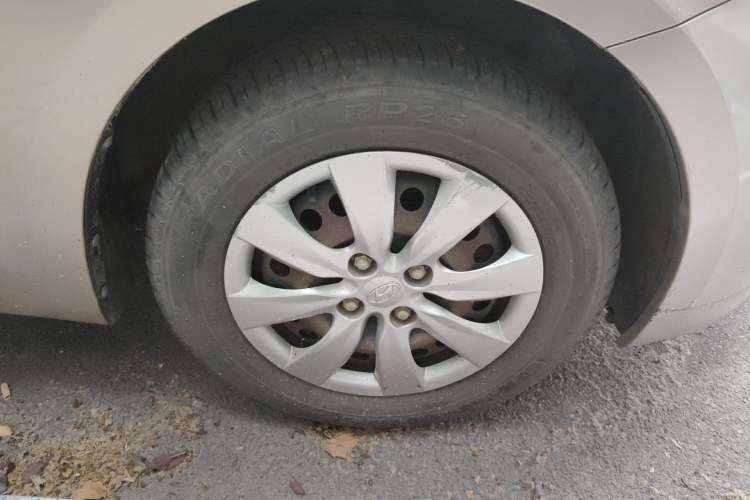 Used Hyundai Verna (older generation) 2010 Sedan 1.4L Manual Comfort GS Right Front Wheel Hub