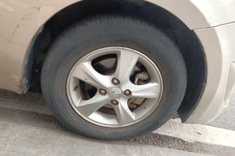 Used Hyundai Verna (older generation) 2010 Sedan 1.4L Automatic Fashionable GT Model Right Front Wheel Hub