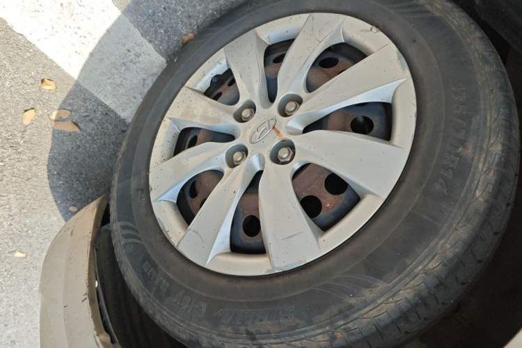 Used Hyundai Verna (older generation) 2010 Sedan 1.4L Manual Comfort GS Right Front Wheel Hub