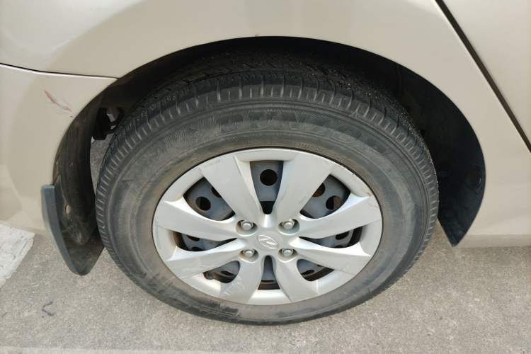 Used Hyundai Verna (older generation) 2010 Sedan 1.4L Manual Comfort GS Right Rear Wheel Hub