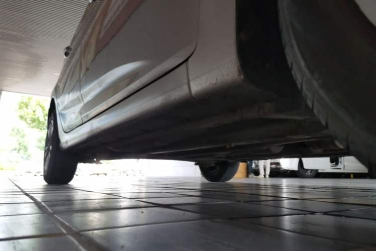 Used Hyundai Verna (older generation) 2010 Sedan 1.4L Manual Comfort GS Right Side Sill