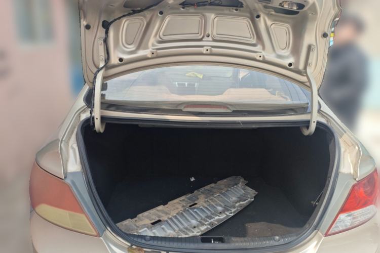 Used Hyundai Verna (older generation) 2010 Sedan 1.4L Manual Comfort GS Trunk