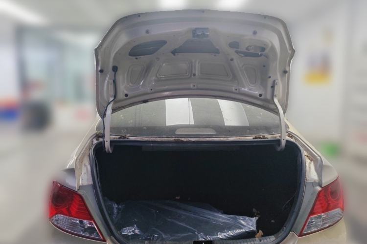 Used Hyundai Verna (older generation) 2010 Sedan 1.4L Manual Comfort GS Trunk