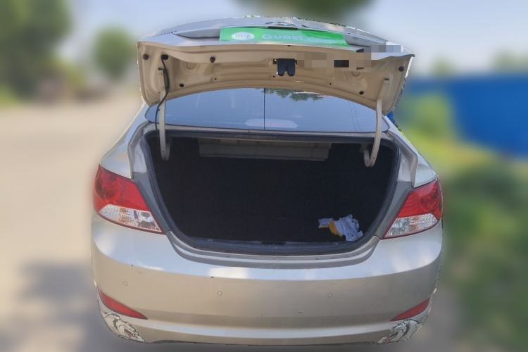 Used Hyundai Verna (older generation) 2010 Sedan 1.4L Manual Comfort GS Trunk