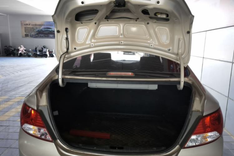Used Hyundai Verna (older generation) 2010 Sedan 1.4L Manual Comfort GS Trunk