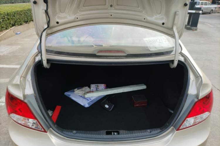 Used Hyundai Verna (older generation) 2010 Sedan 1.4L Manual Comfort GS Trunk