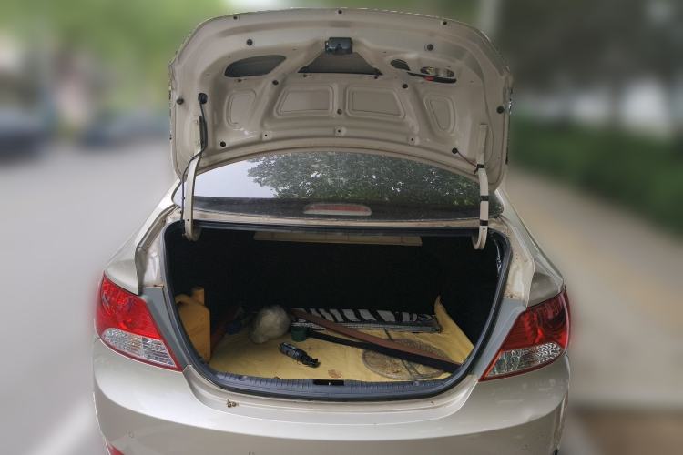 Used Hyundai Verna (older generation) 2010 Sedan 1.4L Manual Comfort GS Trunk