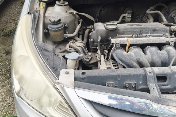 Used Hyundai Verna (older generation) 2010 Sedan 1.4L Automatic Fashionable GT Model Engine Bay Right