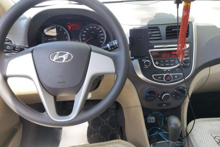 Used Hyundai Verna (older generation) 2010 Sedan 1.4L Automatic Fashionable GT Model Center Console