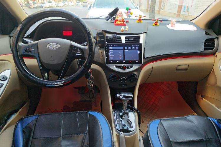 Used Hyundai Verna (older generation) 2010 Sedan 1.4L Automatic Comfort Model GS Center Console