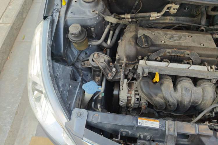 Used Hyundai Verna (older generation) 2010 Sedan 1.4L Automatic Comfort Model GS Engine Bay Right