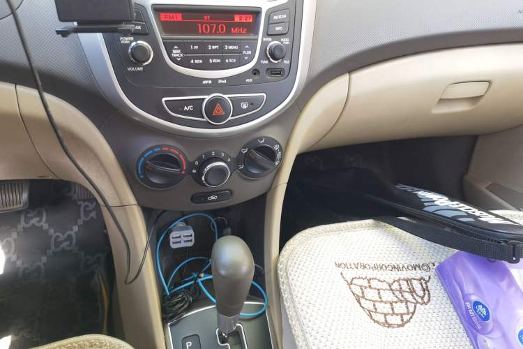 Used Hyundai Verna (older generation) 2010 Sedan 1.4L Automatic Fashionable GT Model Gear Lever