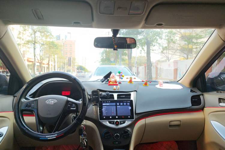 Used Hyundai Verna (older generation) 2010 Sedan 1.4L Automatic Comfort Model GS Headliner