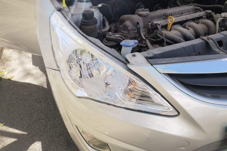 Used Hyundai Verna (older generation) 2010 Sedan 1.4L Automatic Fashionable GT Model Right Front Headlight