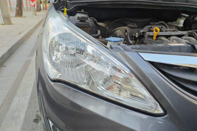 Used Hyundai Verna (older generation) 2010 Sedan 1.4L Automatic Comfort Model GS Right Front Headlight