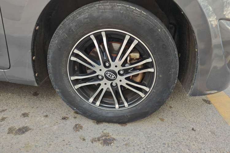 Used Hyundai Verna (older generation) 2010 Sedan 1.4L Automatic Comfort Model GS Right Front Wheel Hub