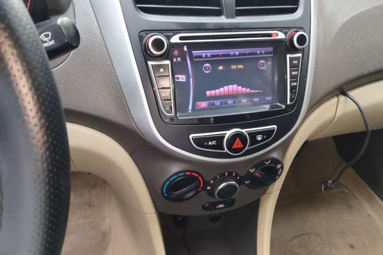 Used Hyundai Verna (older generation) 2010 Sedan 1.4L Manual Comfort GS Audio And AC Panel