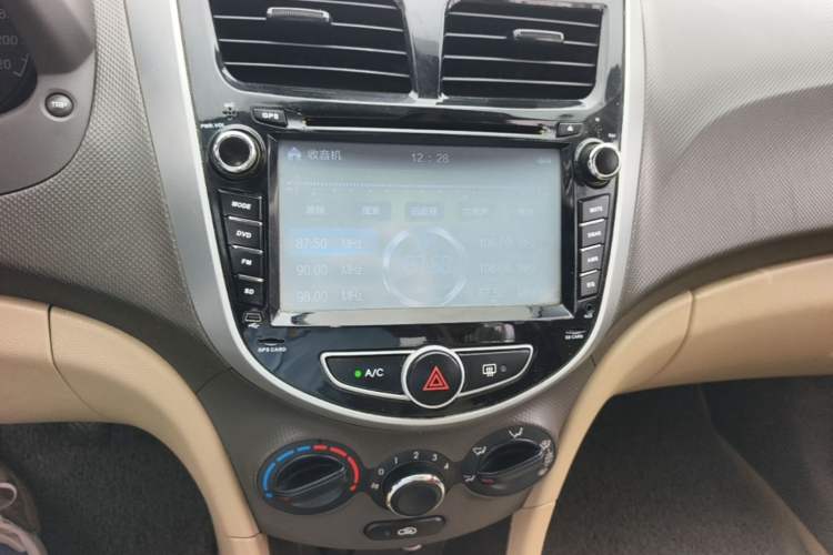 Used Hyundai Verna (older generation) 2010 Sedan 1.4L Manual Comfort GS Audio And AC Panel