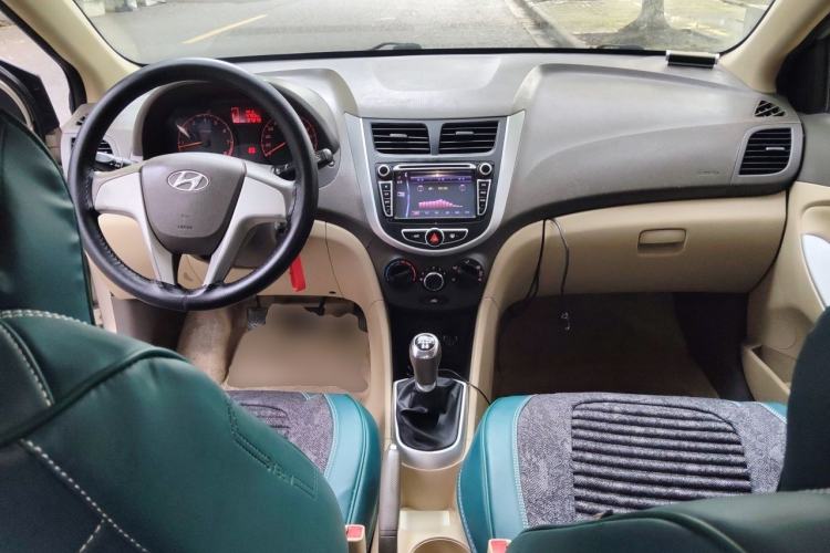 Used Hyundai Verna (older generation) 2010 Sedan 1.4L Manual Comfort GS Center Console