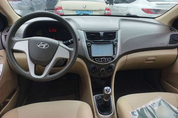 Used Hyundai Verna (older generation) 2010 Sedan 1.4L Manual Comfort GS Center Console