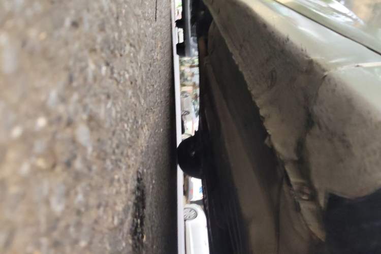 Used Hyundai Verna (older generation) 2010 Sedan 1.4L Manual Comfort GS Chassis Front Right