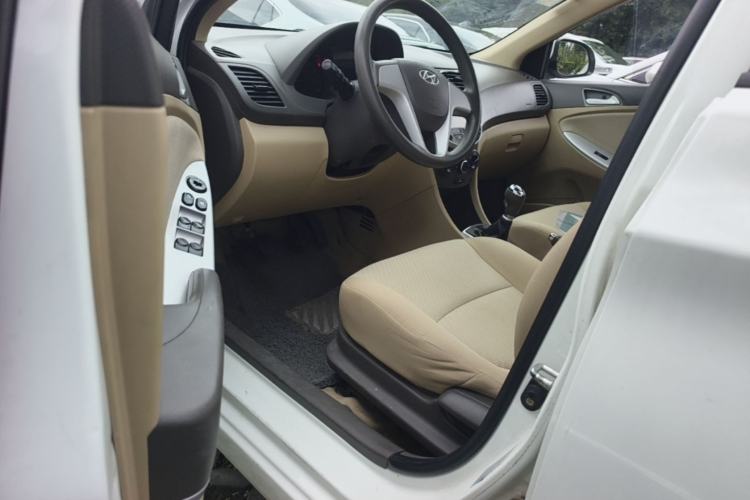 Used Hyundai Verna (older generation) 2010 Sedan 1.4L Manual Comfort GS Driver Seat