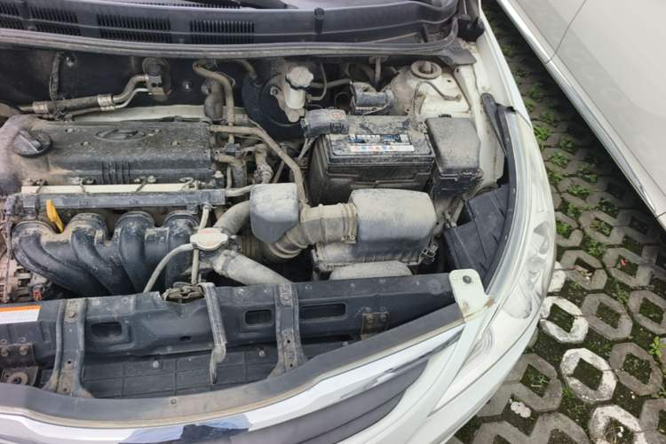 Used Hyundai Verna (older generation) 2010 Sedan 1.4L Manual Comfort GS Engine Bay Left