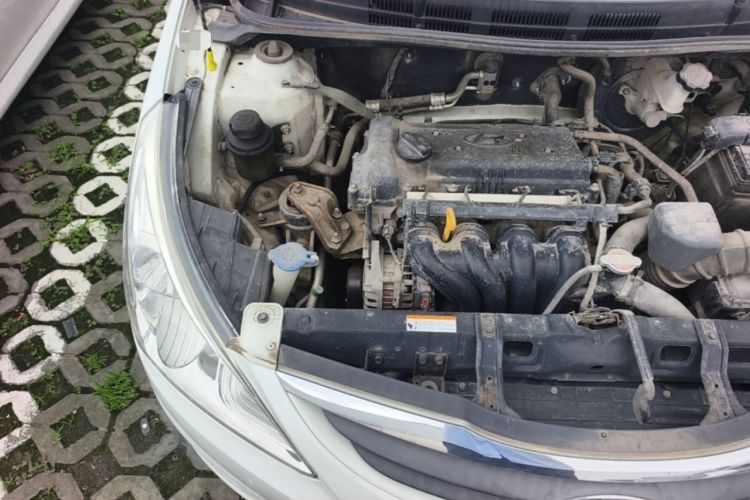 Used Hyundai Verna (older generation) 2010 Sedan 1.4L Manual Comfort GS Engine Bay Right