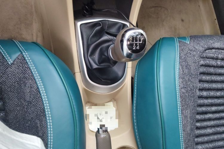Used Hyundai Verna (older generation) 2010 Sedan 1.4L Manual Comfort GS Gear Lever
