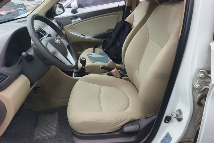 Used Hyundai Verna (older generation) 2010 Sedan 1.4L Manual Comfort GS Left Front Seat