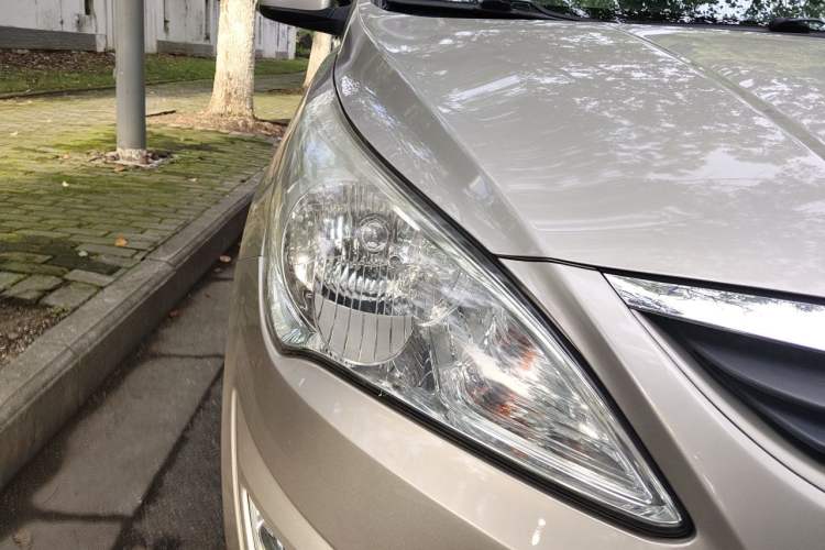 Used Hyundai Verna (older generation) 2010 Sedan 1.4L Manual Comfort GS Right Front Headlight