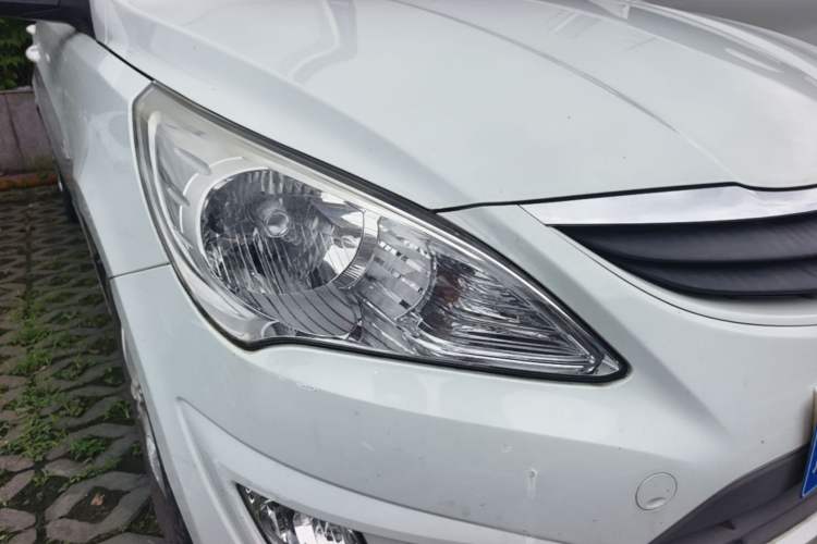 Used Hyundai Verna (older generation) 2010 Sedan 1.4L Manual Comfort GS Right Front Headlight