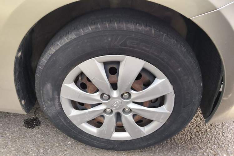 Used Hyundai Verna (older generation) 2010 Sedan 1.4L Manual Comfort GS Right Front Wheel Hub