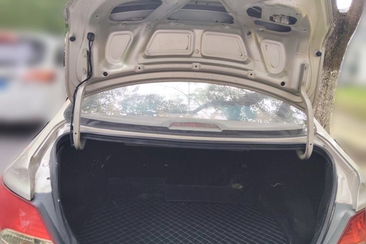 Used Hyundai Verna (older generation) 2010 Sedan 1.4L Manual Comfort GS Trunk