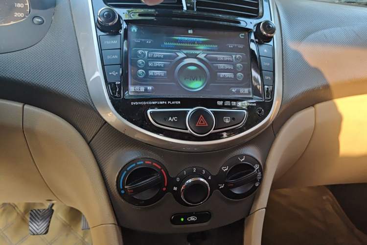 Used Hyundai Verna (older generation) 2010 Sedan 1.4L Manual Comfort GS Audio And AC Panel