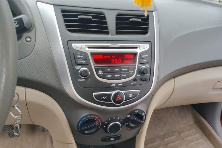 Used Hyundai Verna (older generation) 2010 Sedan 1.4L Manual Comfort GS Audio And AC Panel